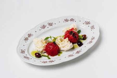 Капрезе с розовыми томатами, свежим базиликом и сыром моцарелла