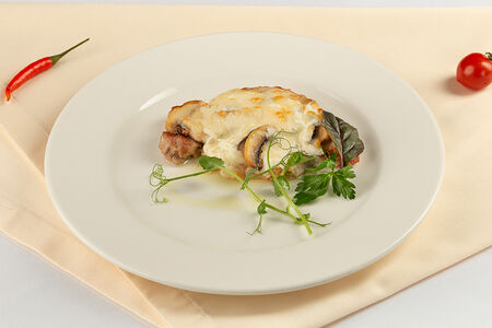 Свинина, запеченная с грибами и сыром