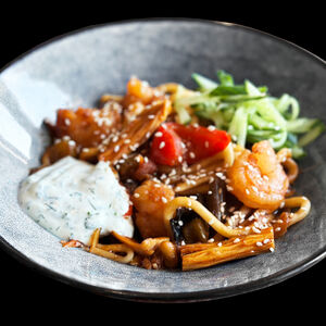 Лагман с креветками жареный