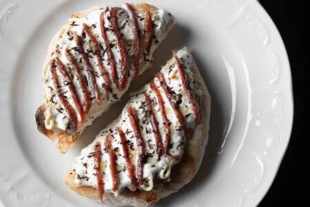 Брускетта с баклажаном, анчоусами и страчателлой