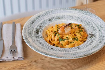 Паста с креветками и соусом Биск