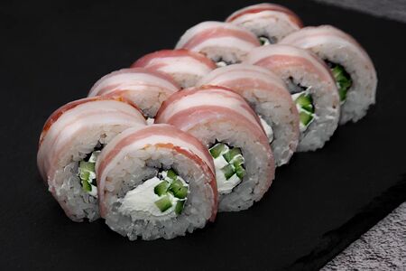 Ролл Филадельфия с беконом