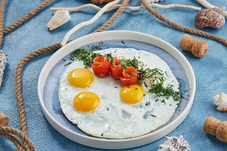 Яичница с красной рыбой и сливочным сыром