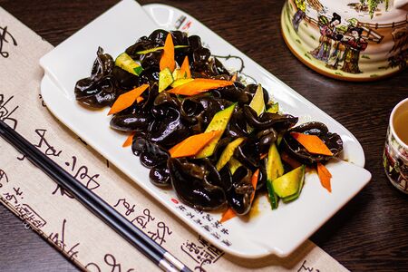 Салат из древесных грибов