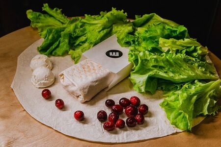 Шаурма с клюквой и мягким сыром