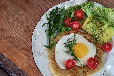 Завтрак с драником и авокадо