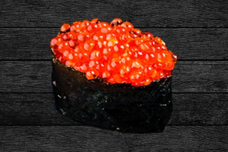 Гункан с красной икрой