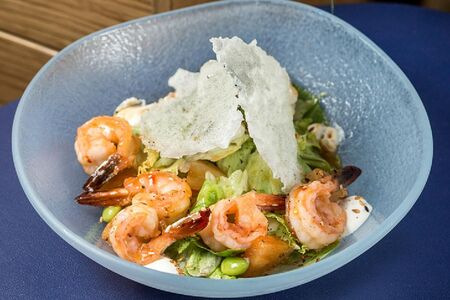 Салат с креветками шисо