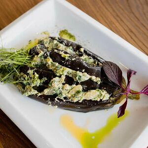 Пхали из запеченного баклажана со шпинатом в соусе Баже