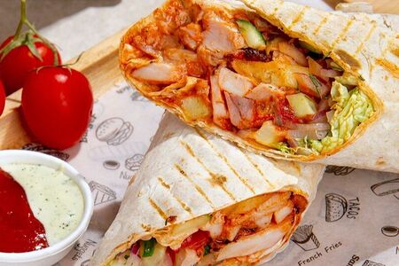 Бургер с курицей в лаваше