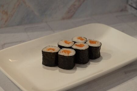 Ролл с лососем