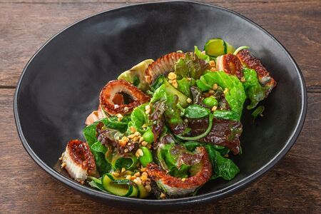 Тёплый салат с угрём и битыми огурцами