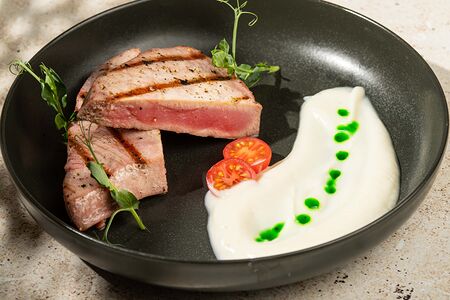 Стейк тунца с кремом из цветной капусты