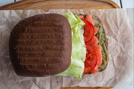 Сэндвич с лососем и авокадо