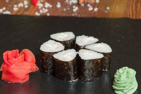 Ролл с креветкой