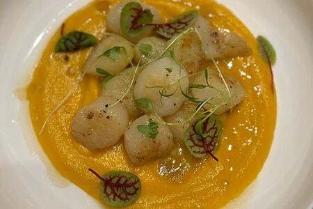 Гребешок, крем из тыквы и вяленые томаты