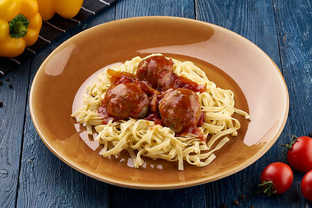 Фрикадельки с домашней пастой в томатном соусе