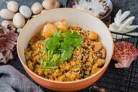 Жареный рис с курицей и креветками