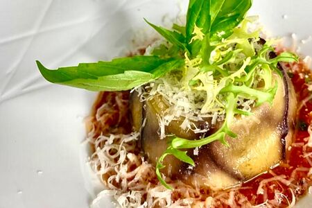 Запеченный баклажан с моцареллой и соусом из томатов