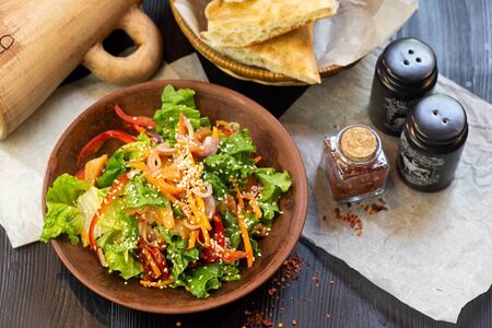 Салат с лососем и овощами под сладко-острым соусом