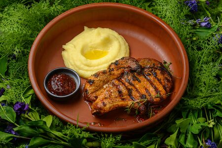 Свиная корейка с картофельным пюре