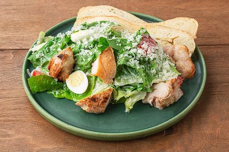 Цезарь с цыплёнком на мангале