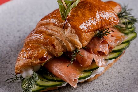 Круассан с форелью малой соли