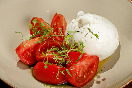 Буррата и сладкие томаты