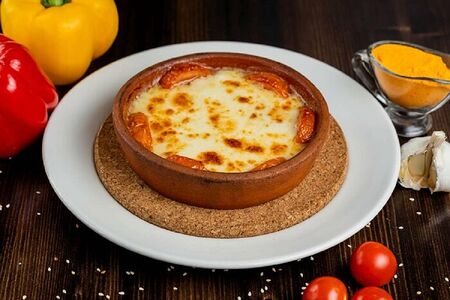 Сулугуни, жаренный с помидорами