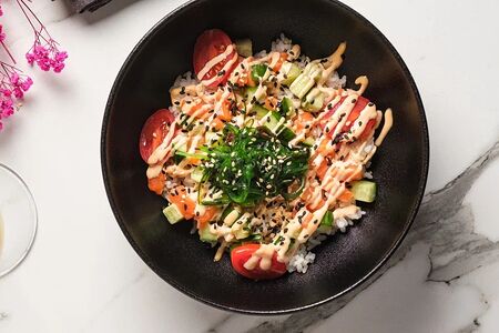 Поке с рисом, лососем и свежими овощами