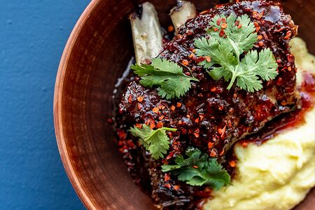 Тушеные ребра в винном соусе с картофельным пюре