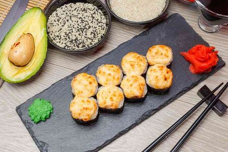 Запеченный ролл с креветкой