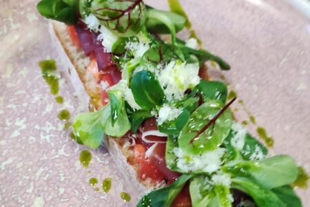 Брускетта с хамоном, томатами и сыром пармезан