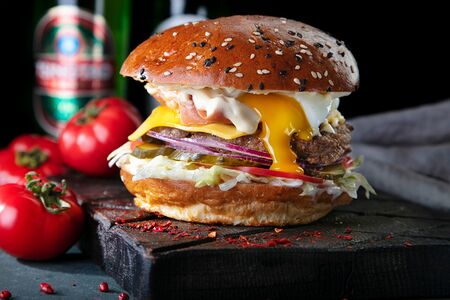 Классический бургер с беконом и яйцом