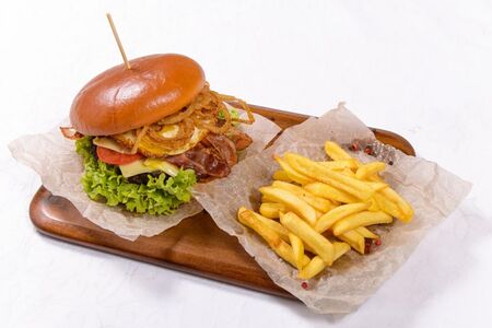 Бургер с картофелем фри