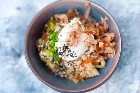 Рис с говядиной, яйцом пашот и стружкой тунца