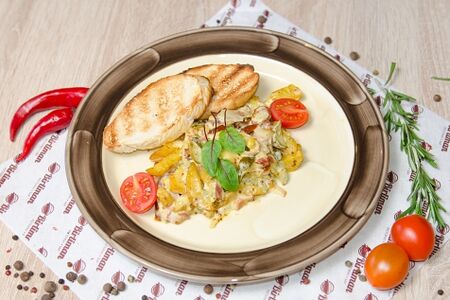 Теплый салат с беконом и охотничьими колбасками