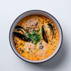 Том ям с креветками и мидиями со стеклянной лапшой