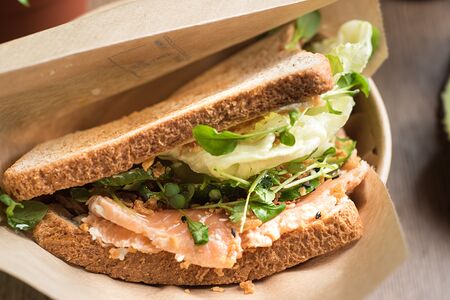 Клаб-сэндвич с лососем