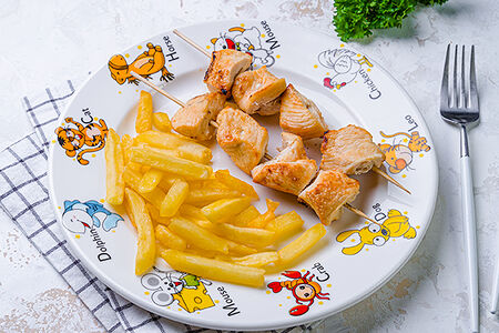 Мини-шашлык из курицы с картофелем фри