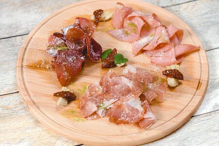 Ассорти мясных деликатесов