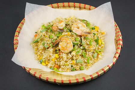 Вок с жареным рисом и креветками