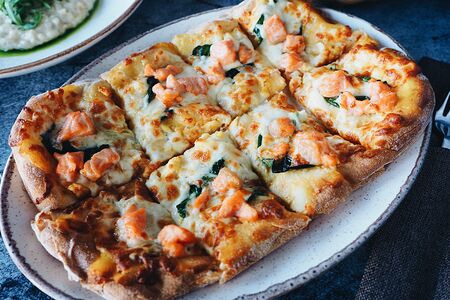 Пицца с лососем