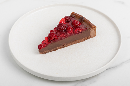 Шоколадный тарт с малиной