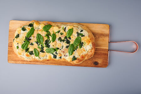 Римская пицца Четыре сыра со шпинатом