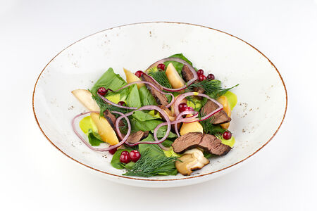 Салат с подкопченной олениной, моченой брусникой и белыми грибами