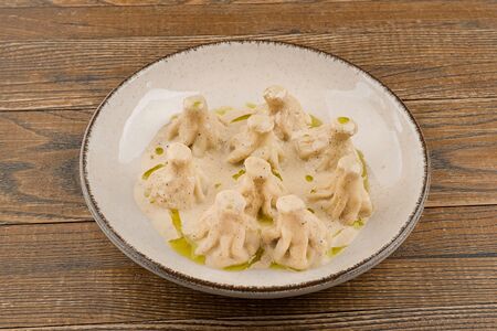 Мини-хинкали с говядиной в сливочно-перечном соусе