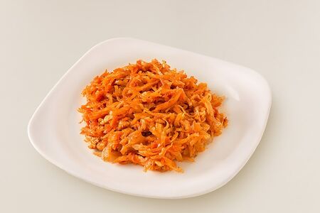 Жареная капуста с курицей