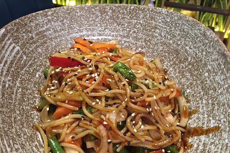 Лапша с курицей и овощами в соусе терияки