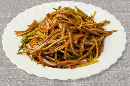 Салат из свиных ушек с огурцом